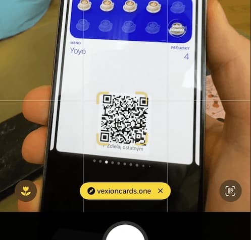 Referral QR kód zákazníka priamo na vernostnej karte v Apple alebo Google Wallet