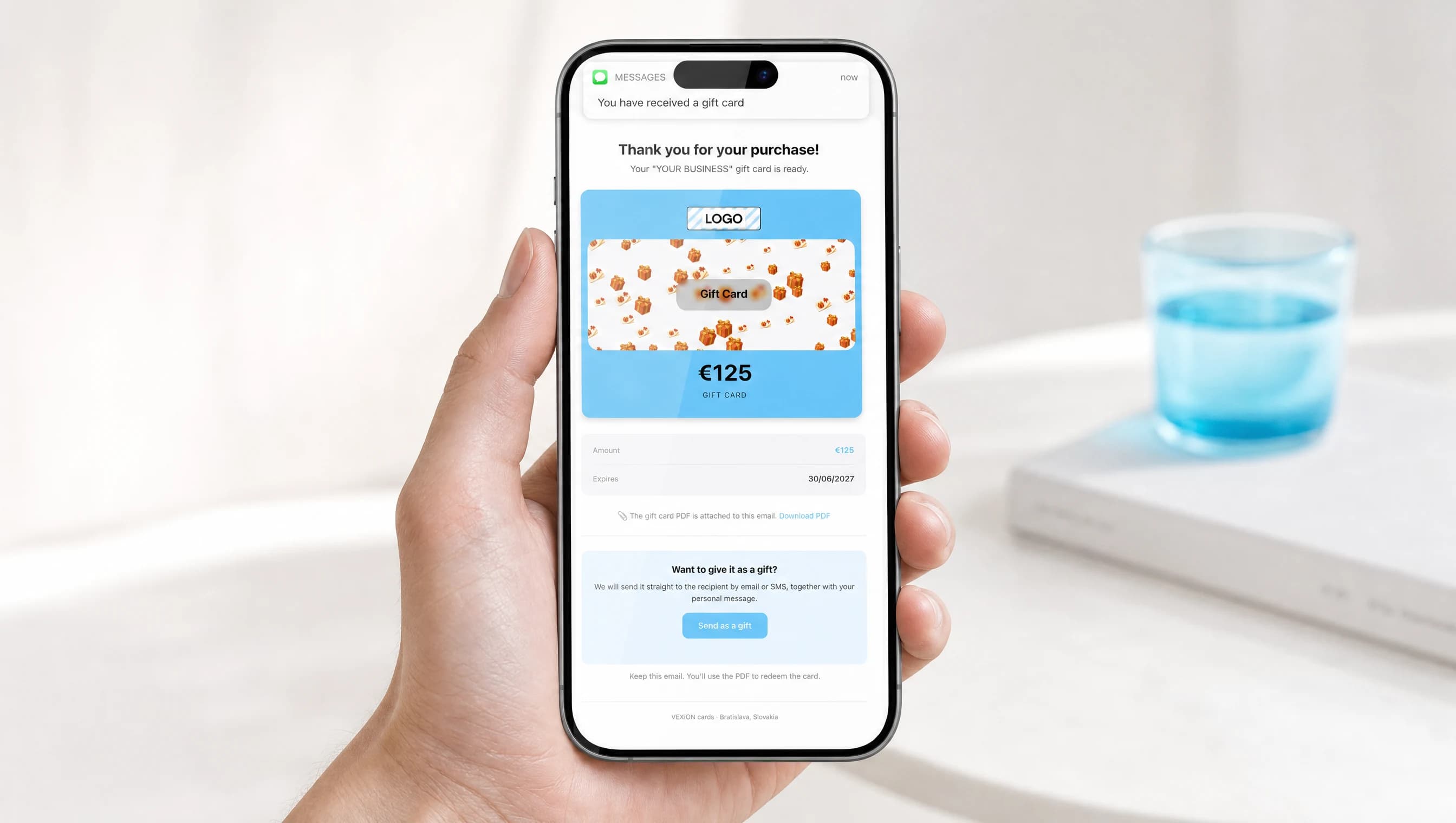 Doručenie darčekovej karty príjemcovi: potvrdzujúci email s odkazom na pridanie karty do Apple Wallet alebo Google Wallet a odoslaná SMS správa